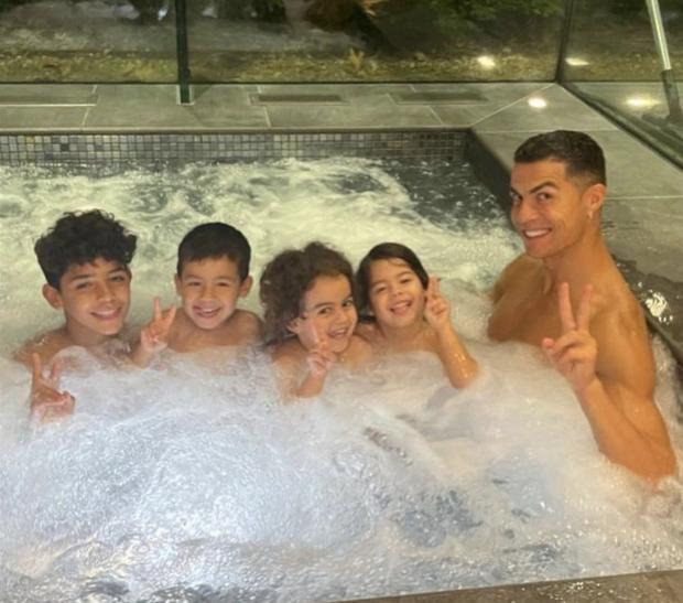 Ronaldo và các con đều háo hức chờ đón thành viên mới