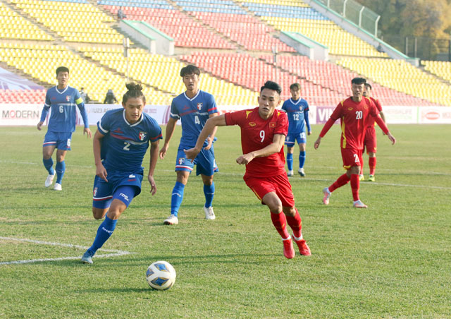 U23 Việt Nam (phải) nỗ lực tấn công trong chiến thắng trước U23 Đài Bắc Trung Hoa
