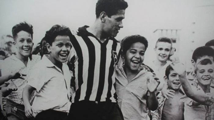 Garrincha: Một trong những cầu thủ bóng đá vĩ đại nhất từ trước đến nay. Ông là cha của ít nhất 14 đứa con