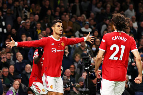 Cavani và Ronaldo tỏa sáng khi lần đầu đá cặp cùng nhau
