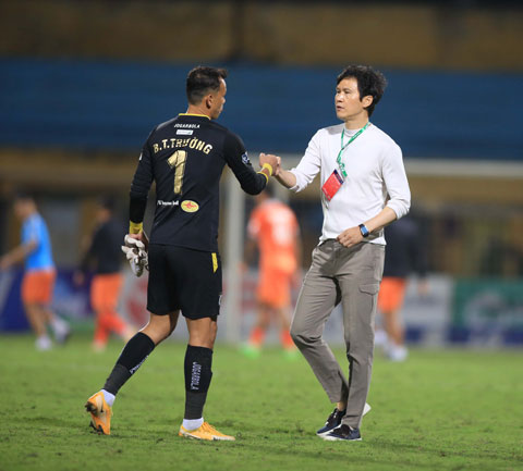 HLV Park Choong Kyun được kỳ vọng sẽ giúp Hà Nội FC hồi sinh	Ảnh: Minh Tuấn
