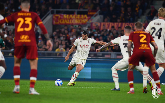 Ibrahimovic nã roc-ket tung lưới Roma