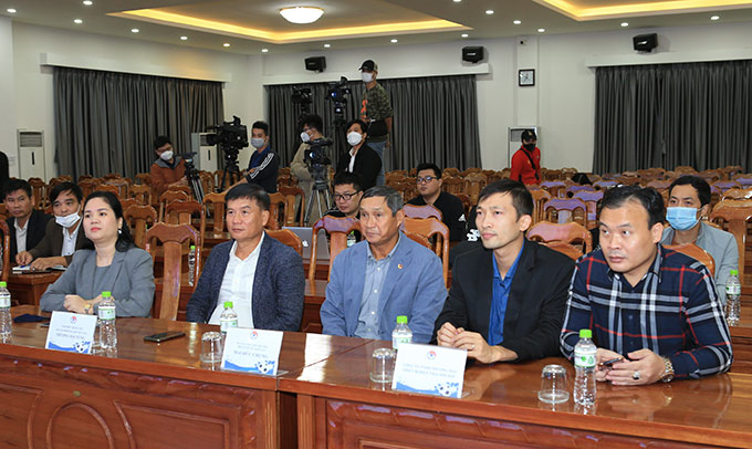 HLV Mai Đức Chung (giữa) xem giải nữ VĐQG là cơ hội để tuyển chọn cầu thủ cho ĐT Việt Nam hướng đến VCK Asian Cup 2022 vào đầu năm sau 