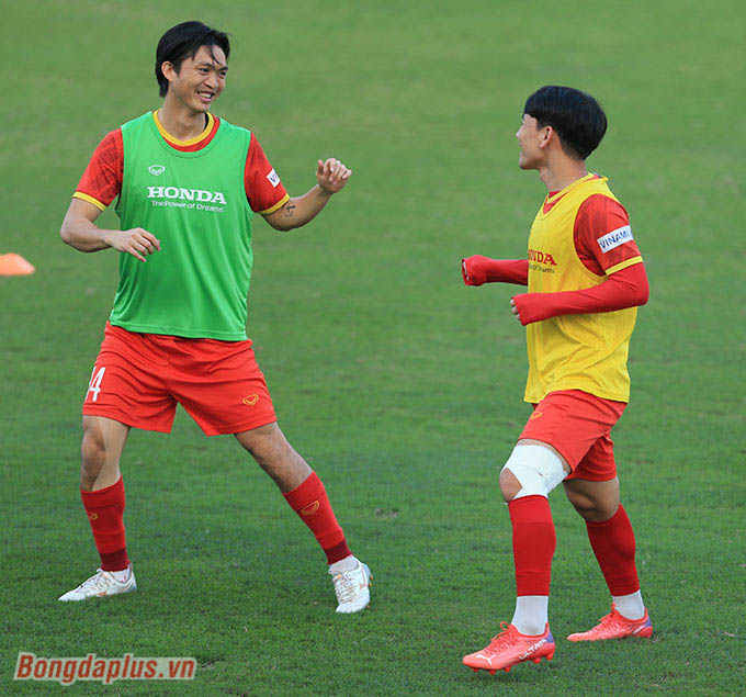 Sự xuất hiện của Trần Minh Vương, cầu thủ đã nghỉ 2 tháng vì chấn thương dây chằng chéo sau với toàn đội là điểm đáng chú ý. 