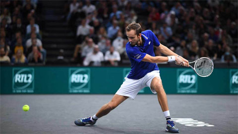 Daniil Medvedev khởi đầu suôn sẻ ở Paris Masters 2021