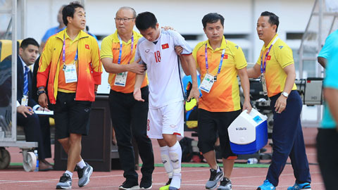 Đích thân HLV Park Hang Seo dìu Hùng Dũng rời sân trong một trận đấu của ĐTQG Ảnh: Đức Cường