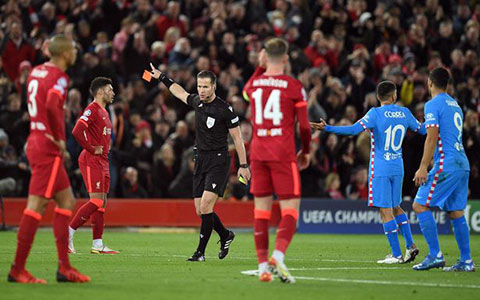 Các cầu thủ Liverpool ngỡ ngàng với chiếc thẻ đỏ của Felipe