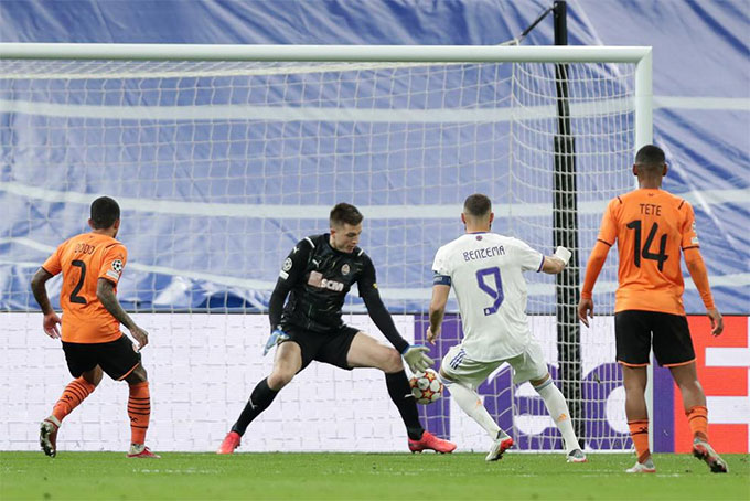 Benzema ghi cả 2 bàn giúp Real giành chiến thắng
