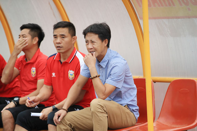 HLV Nguyễn Thành Công đang đối diện với nhiều khó khăn ở mùa giải mới - Ảnh: Phan Tùng 