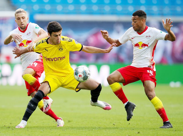 Leipzig (quần sẫm) khó giành trọn 3 điểm trước đối thủ mạnh Dortmund