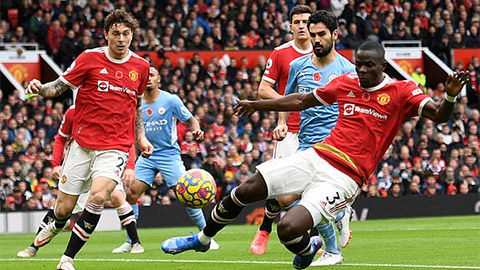 Eric Bailly đi vào lịch sử derby Manchester theo cách đáng buồn