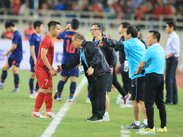 HLV Park Hang Seo dặn dò Hồng Duy trong một trận đấu - Ảnh: Đức Cường