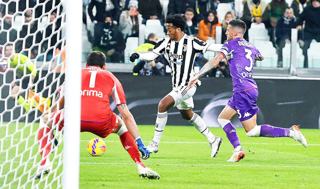 Cuadrado (giữa) ghi bàn duy nhất để Juventus đánh bại Fiorentina