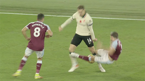 Klopp ngán ngẩm trọng tài vì cầu thủ West Ham thoát thẻ đỏ ngoạn mục