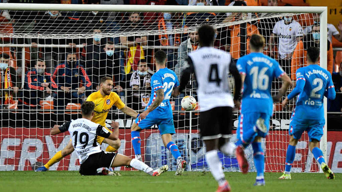 Hugo Duro lập cú đúp trong thời gian bù giờ để giúp Valencia giữ lại 1 điểm