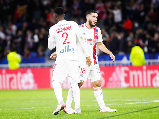 Các cầu thủ Lyon thất thần rời sân sau trận thua tan nát trước Rennes
