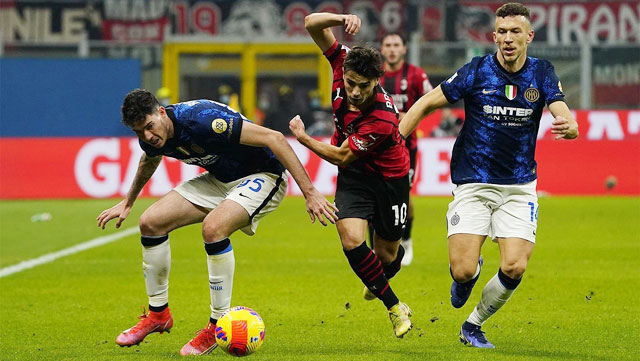 Bị đánh giá thấp hơn đối thủ rất nhiều trong trận derby, nhưng Milan (quần sẫm) đã xuất sắc cầm hòa Inter