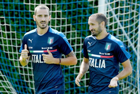 Cặp cận vệ già Bonucci – Chiellini chắc chắn sẽ vắng mặt ở trận Italia tiếp Thụy Sỹ tới đây vì chấn thương