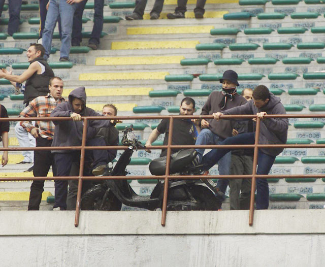 CĐV Inter qua mặt nhân viên an ninh để mang xe máy vào sân Gewiss của Atalanta