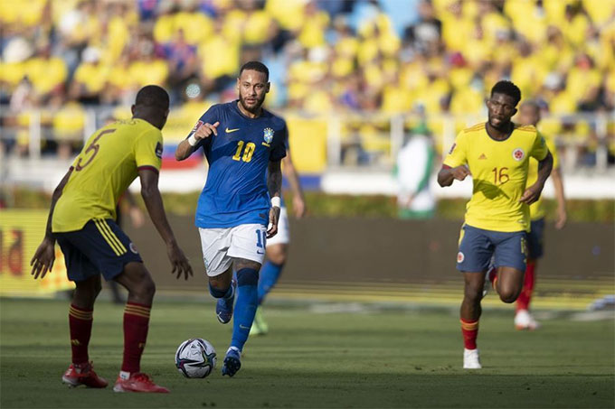 Brazil (áo xanh) từng bị Colombia cầm hòa 0-0 ở trận lượt đi