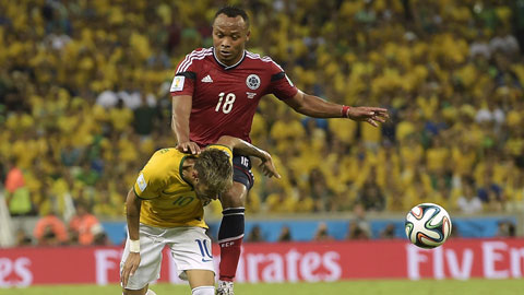 Neymar (dưới) từng suýt phải giải nghệ vì những pha bóng ác ý của cầu thủ Colombia