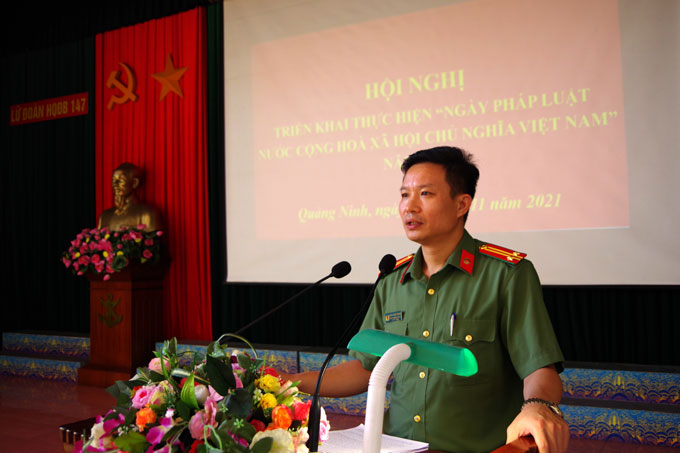 Trung tá Nguyễn Ngọc Trung tuyên truyền trong hội nghị