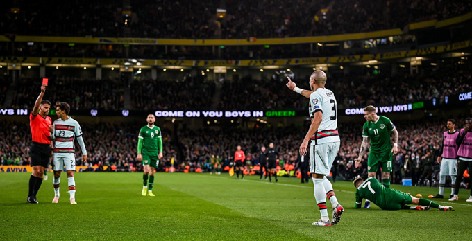 Pepe nhận thẻ đỏ ở phút 82 trận đấu CH Ireland vs Bồ Đào Nha