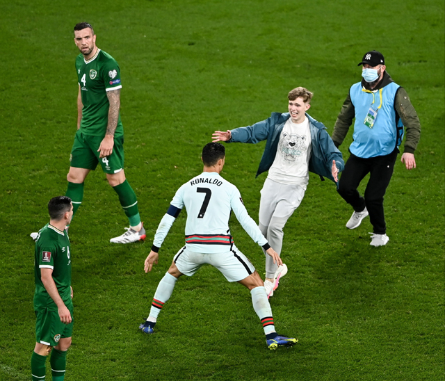 Nam CĐV thích thú khi thấy Ronaldo