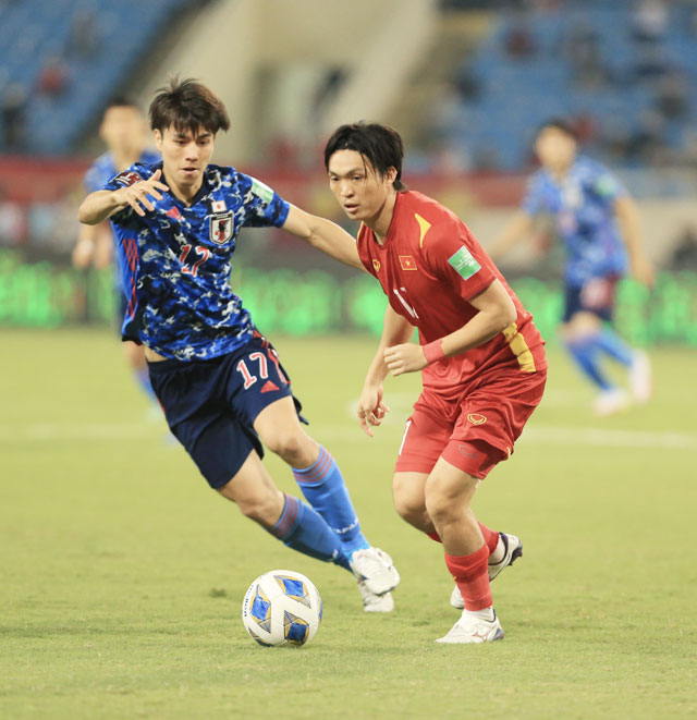 ĐT Việt Nam (phải) trong trận đấu với Nhật Bản vừa qua - Ảnh: ĐỨC CƯỜNG