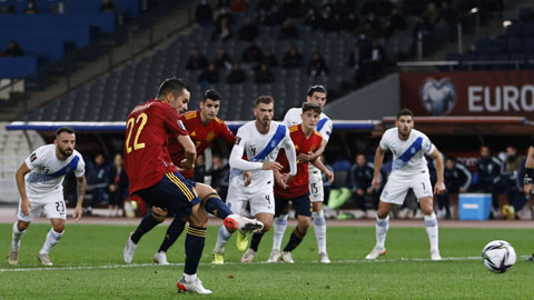 Tiền vệ Sarabia thực hiện thành công quả 11m cho Tây Ban Nha trong trận thắng Hy Lạp