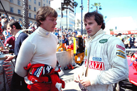 Villeneuve (phải) mất mạng vì một quyết định mạo hiểm trong cuộc đua với Pironi