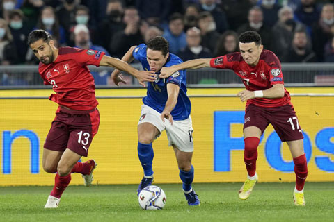 Italia (giữa) vất vả mới giành được 1 điểm trước Thụy Sỹ
