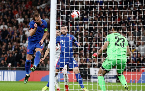 Kane trong pha đánh đầu nâng tỷ số lên 2-0 cho ĐT Anh trước Albania ở phút 18