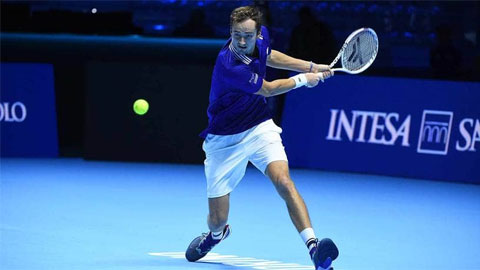 Daniil Medvedev thắng trận đầu ATP Finals 2021, Matteo Berrettini bỏ cuộc 