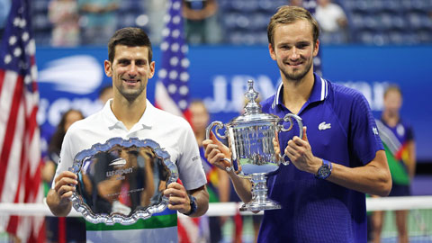 Medvedev (phải) đánh bại Djokovic để giành chức vô địch Mỹ mở rộng 2021