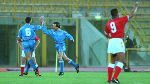 Davide Gualtieri (giữa) ăn mừng bàn thắng  cho San Marino vào lưới Anh ở vòng loại World Cup 1994