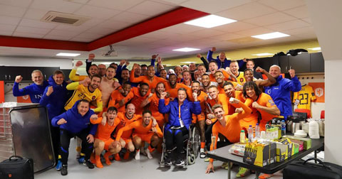 Louis van Gaal ăn mừng cùng các cầu thủ sau khi giúp Hà Lan hạ Na Uy 2-0 và chính thức giành vé đi Qatar