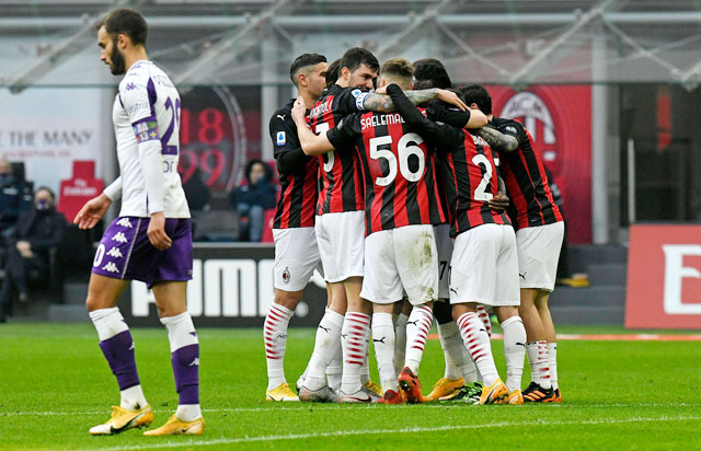 Dù khó nhưng Milan (áo sọc) vẫn sẽ có chiến thắng trước Fiorentina