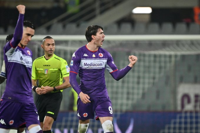 Vlahovic tỏa sáng giúp Fiorentina đánh bại Milan