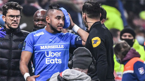 Payet bị ném trúng đầu, trận Lyon vs Marseille HOÃN sau 5 phút