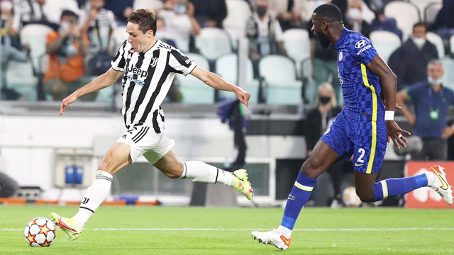 Juventus (trái) sẽ tìm mọi cách để có điểm ngay trên sân của Chelsea để giữ ngôi đầu bảng