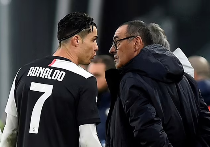 Ronaldo xung đột với HLV Sarri