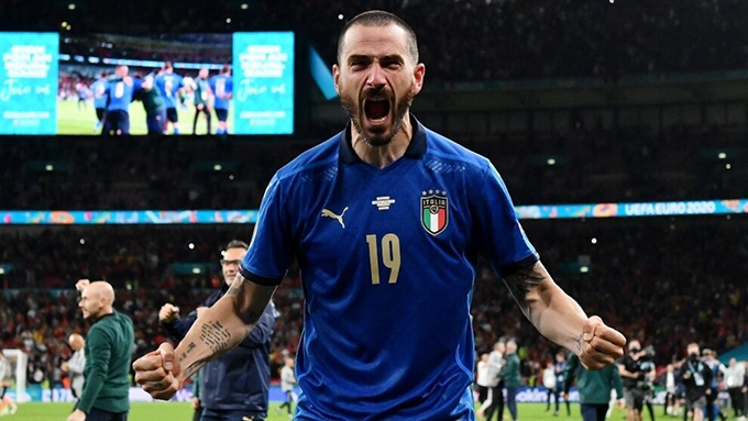 Leonardo Bonucci: Cùng với Chiellini, anh là hòn đá tảng ở trung tâm hàng thủ của Italia tại EURO 2020. Nhờ sự xuất sắc của cặp trung vệ lão tướng này, Italia đã xuất sắc vô địch giải đấu. Tuy nhiên, màn trình diễn của Bonucci tại cấp CLB không thể thuyết phục được các nhà chuyên môn
