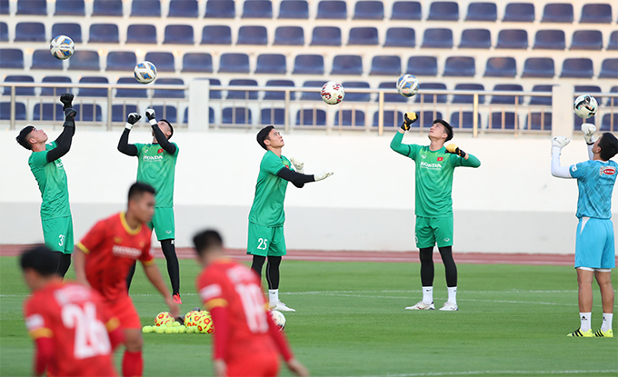 5 thủ môn của ĐT Việt Nam được tập một góc riêng với trợ lý Nguyễn Thế Anh