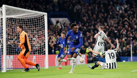 Juventus (áo sáng) đổ sụp trước sức trẻ và tốc độ của Chelsea