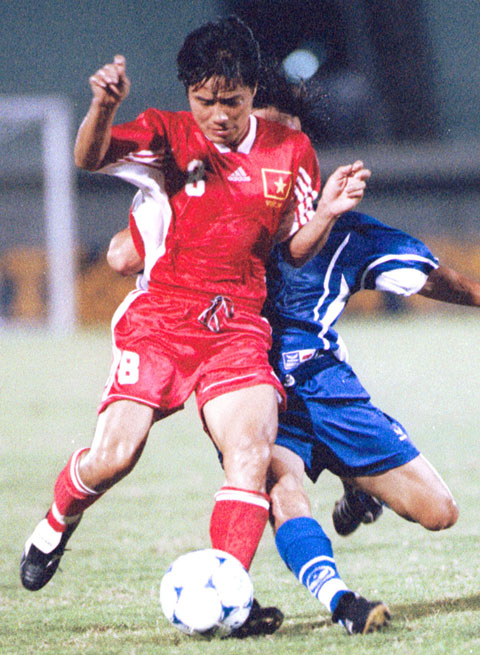 Tiền vệ Hồng Sơn trong một trận đấu tại Tiger Cup 1996