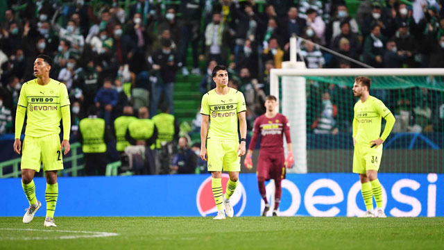 Các cầu thủ Dortmund thất thần sau thảm bại 1-3 trên sân của đối thủ trực tiếp Sporting Lisbon