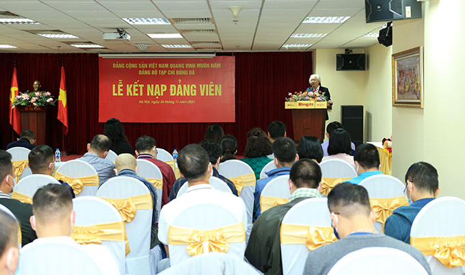 Đồng chí Nguyễn Văn Phú - Tổng biên tập, Thư ký Chi hội Nhà báo Tạp chí Bóng đá phát biểu tại lễ kết nạp 