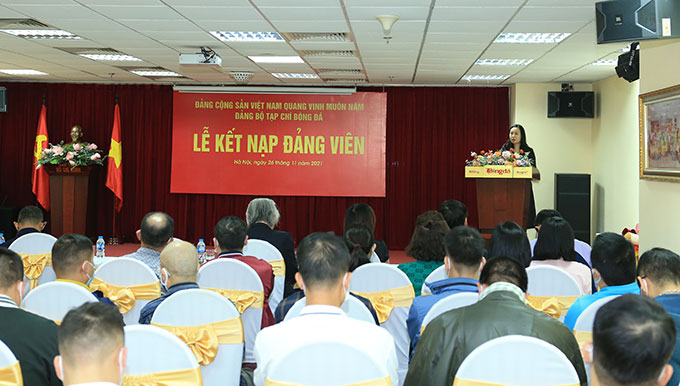 Đồng chí Thạc Thị Thanh Thảo thay mặt Đảng ủy Tạp chí Bóng đá bày tỏ hy vọng các đảng viên mới sẽ tiếp tục rèn luyện, phấn đấu hơn nữa khi được đứng trong hàng ngũ của Đảng