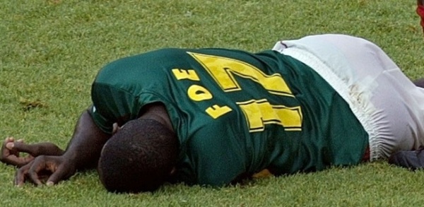 Marc-Vivien-Foe đã chết trên sân vì đột quỵ khi đang thi đấu cho ĐT Cameroon
